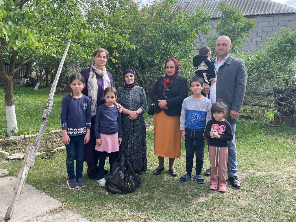 Поздравление на дому многодетных семей с международным днем семьи.